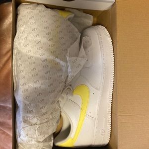 NEVER BEFORE WORN AF1 With yellow and pink accent colors size 91/2